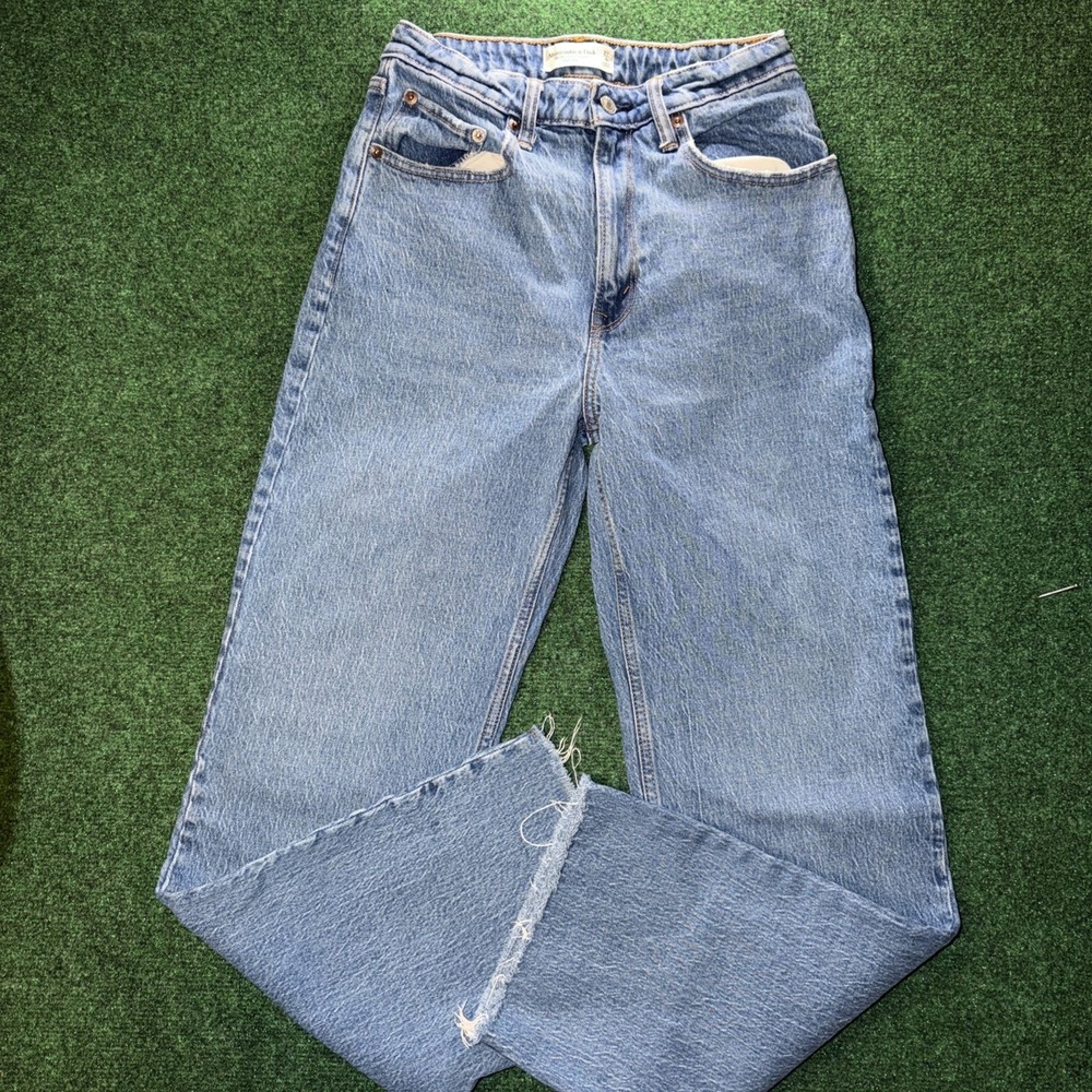 Abercrombie & Fitch 90's Relaxed High Rise Jeans Women's Ankle Cut Off Size 4 - Picture 2 of 5
